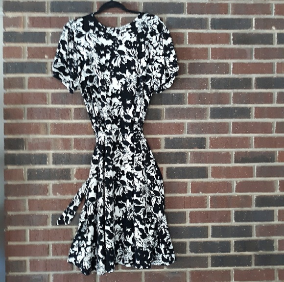 Apt. 9 Dresses & Skirts - 🎈🏷Apt 9 Woman Black & Cream White Midi Dress